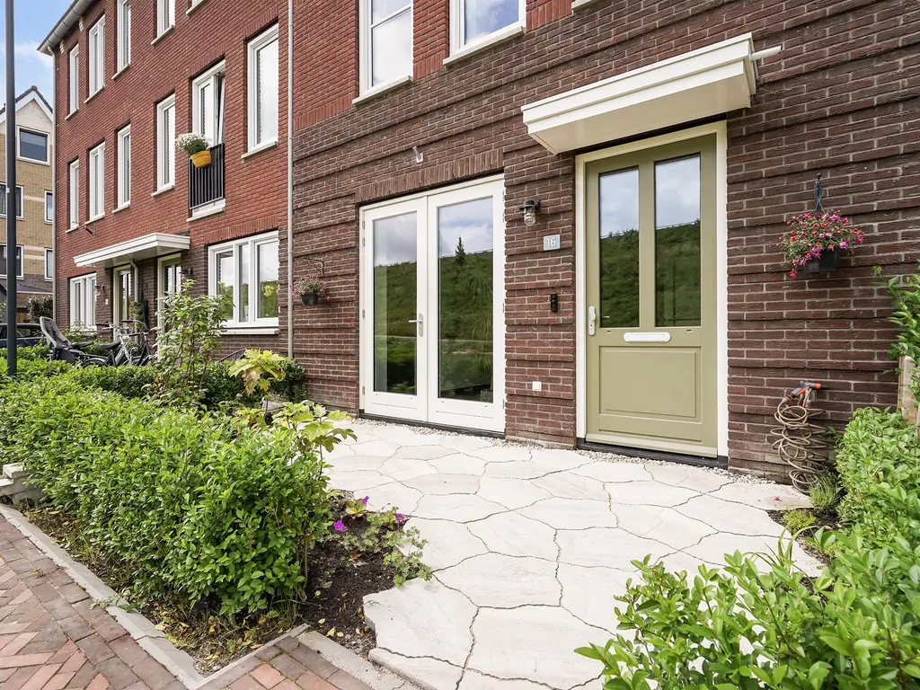 Pluis 16, MAASSLUIS