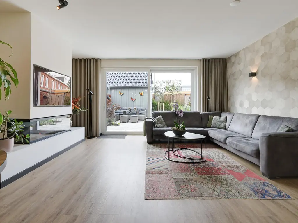 Pluis 16, MAASSLUIS