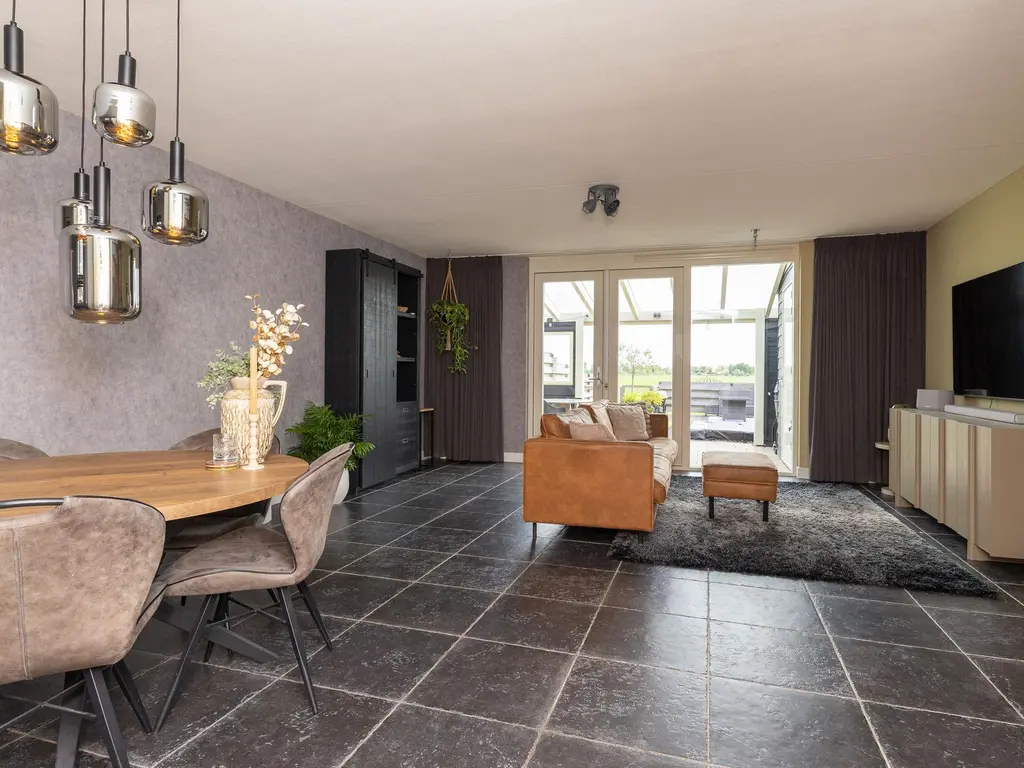 Juttepeer 50, Winkel