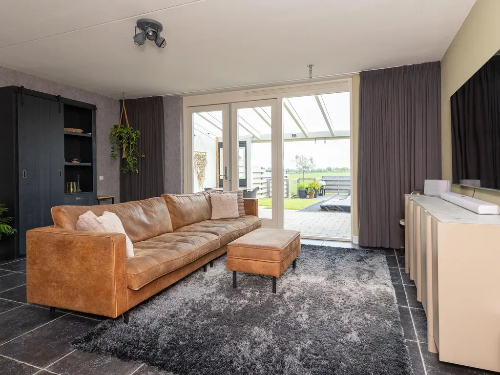 Juttepeer 50, Winkel