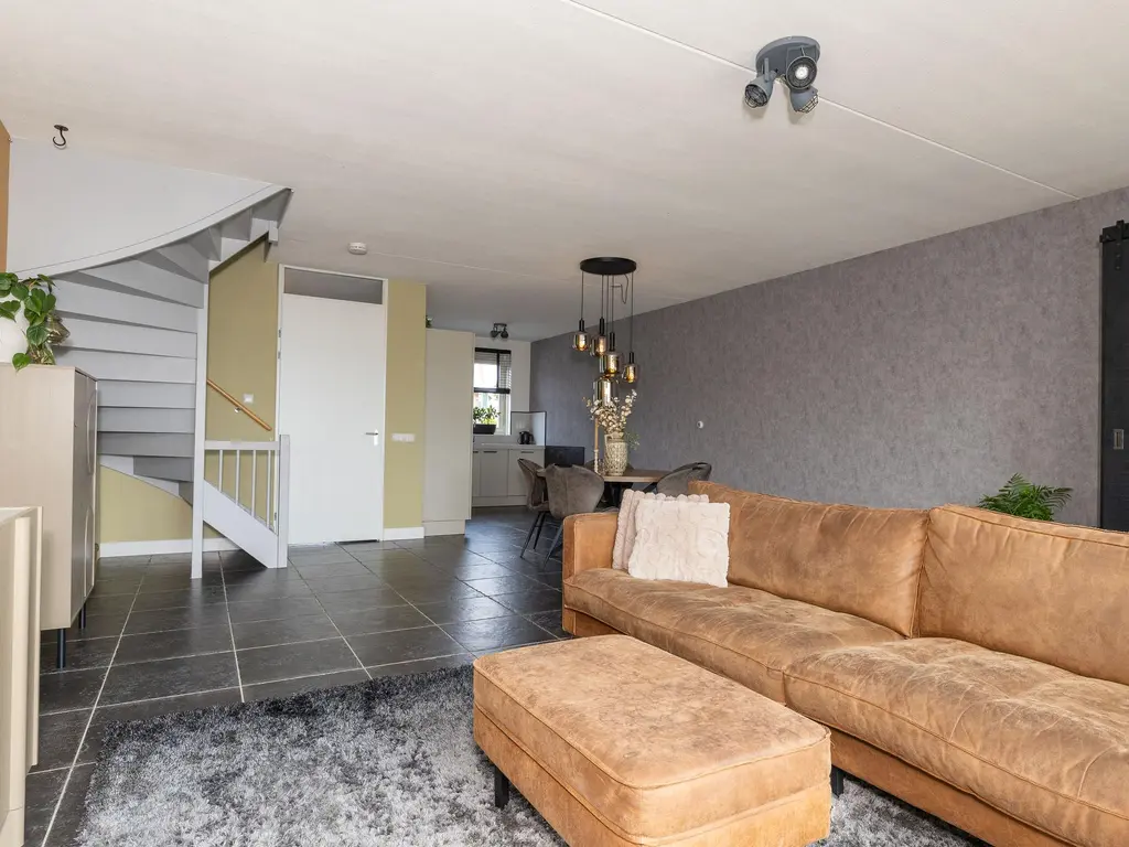Juttepeer 50, Winkel