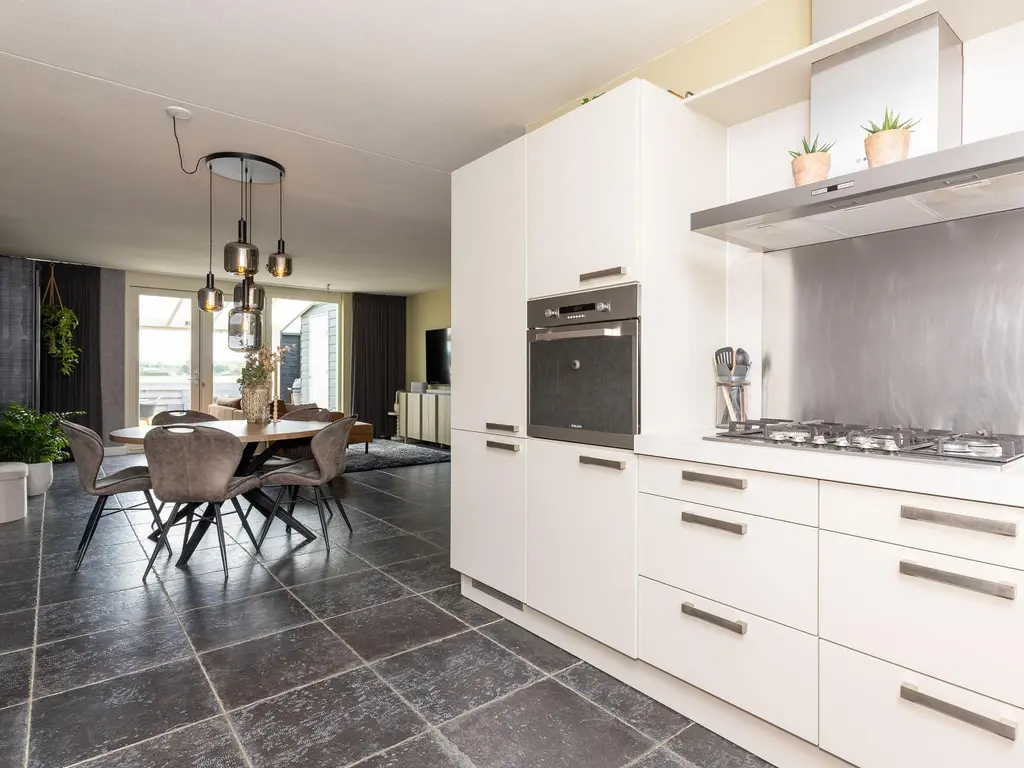 Juttepeer 50, Winkel