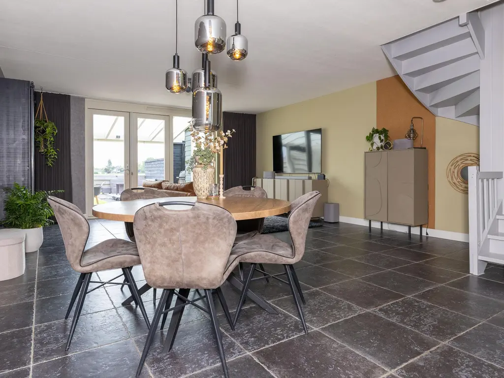 Juttepeer 50, Winkel
