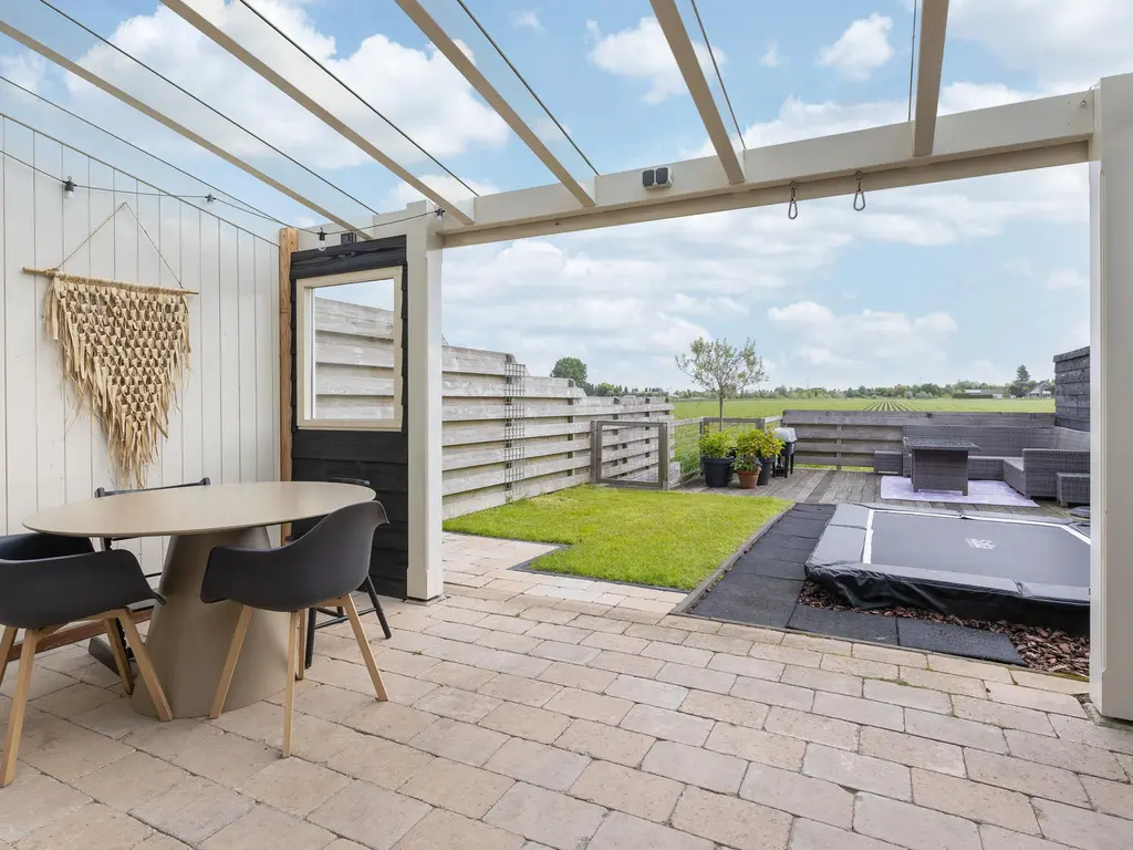 Juttepeer 50, Winkel