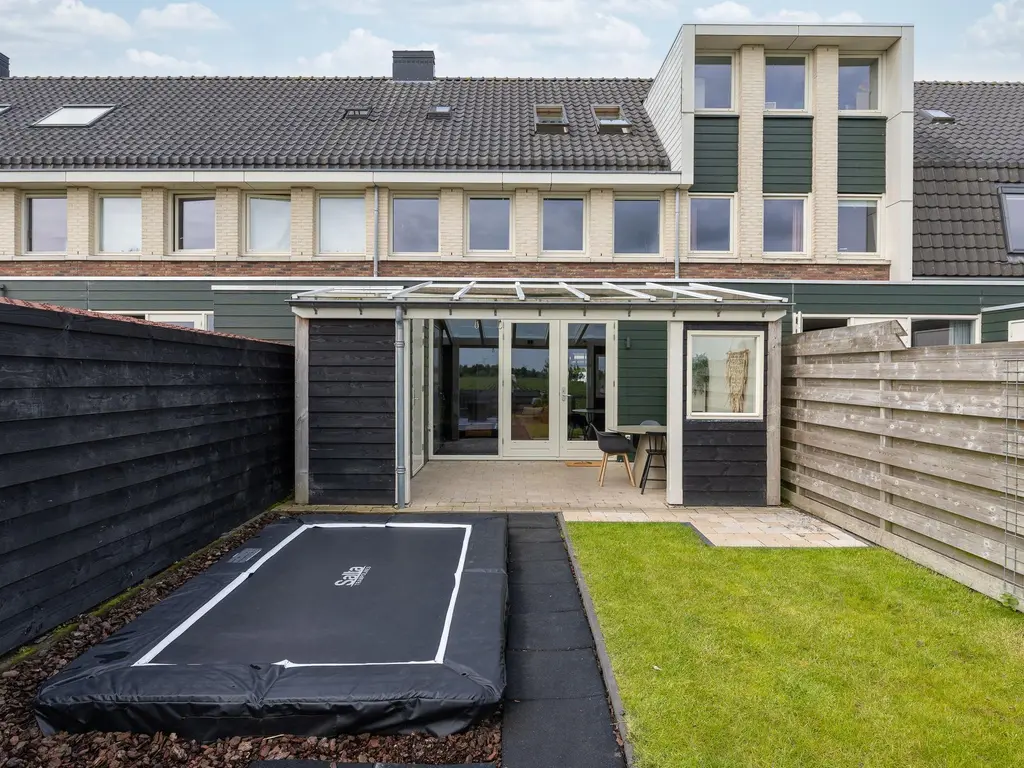 Juttepeer 50, Winkel