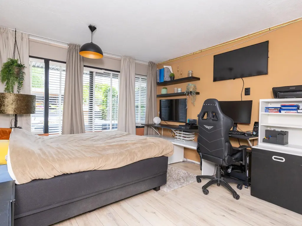 Volder 83, HOORN