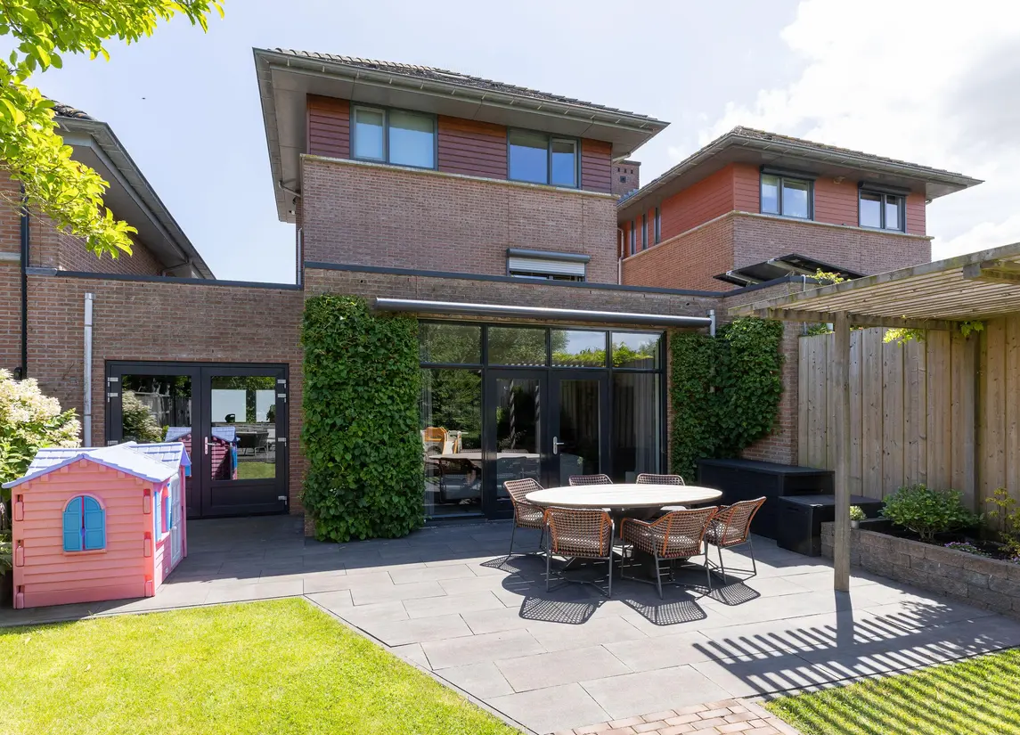 John Raedeckerhof 13