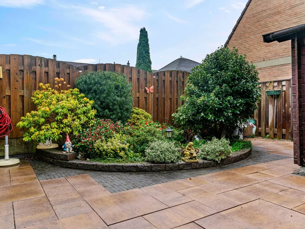 Mastbos 143, HOOFDDORP