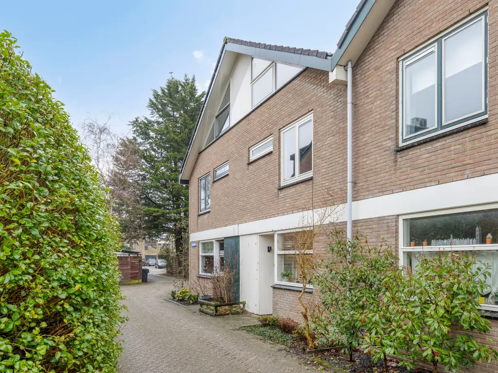 Scharlakenbes 9, Leiden