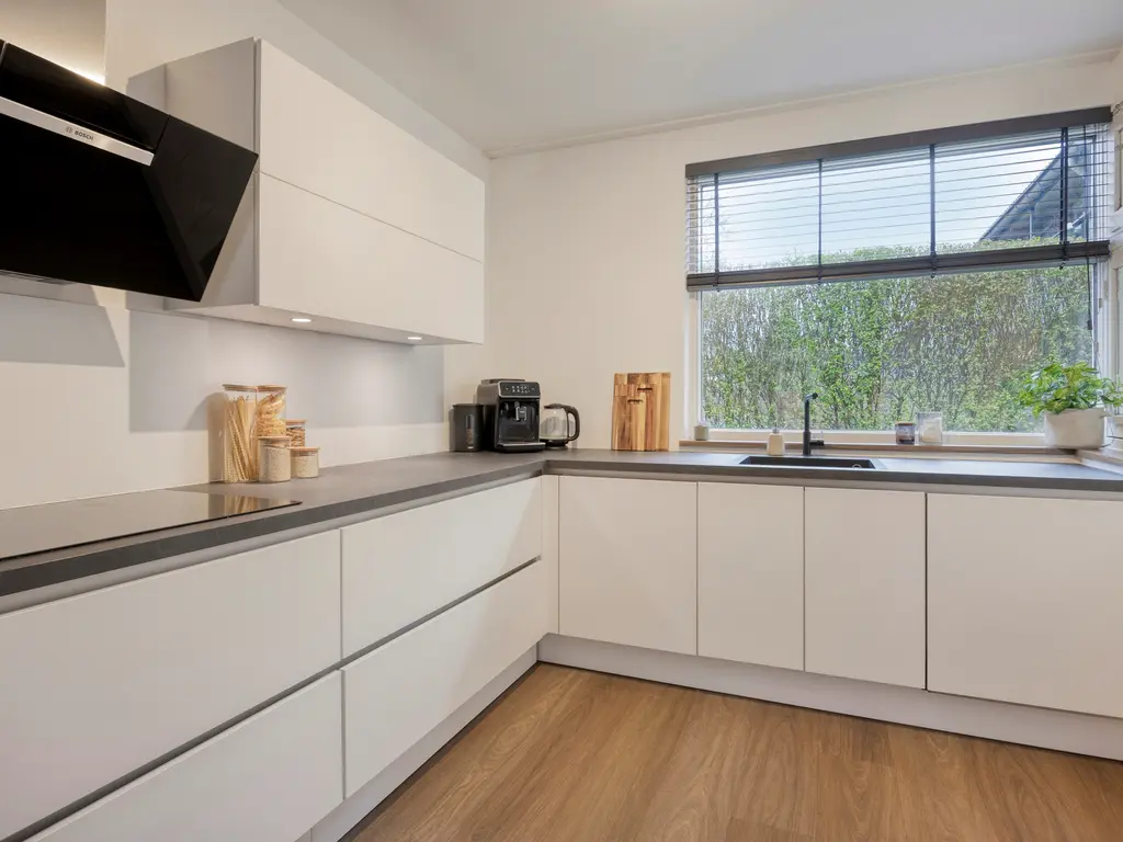 Scharlakenbes 9, Leiden