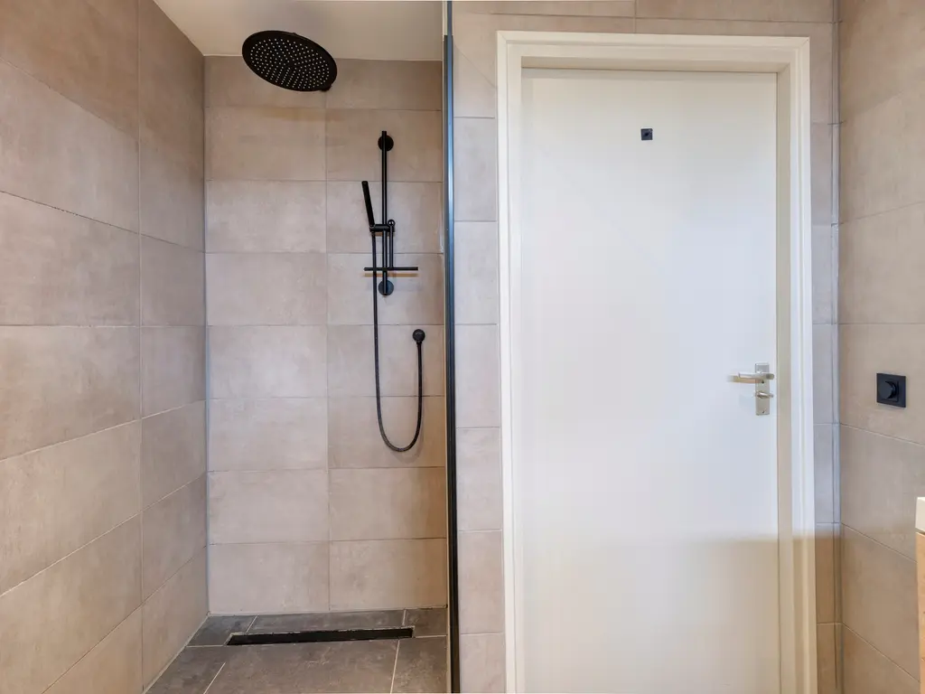 Scharlakenbes 9, Leiden