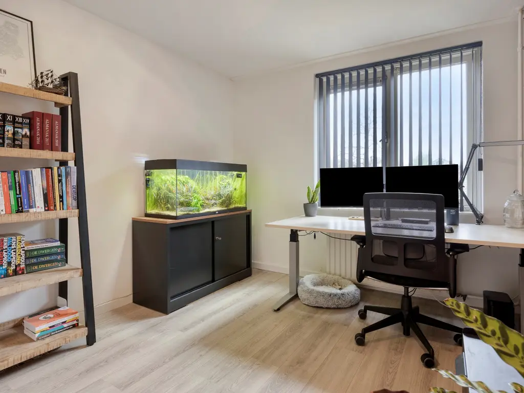 Scharlakenbes 9, Leiden