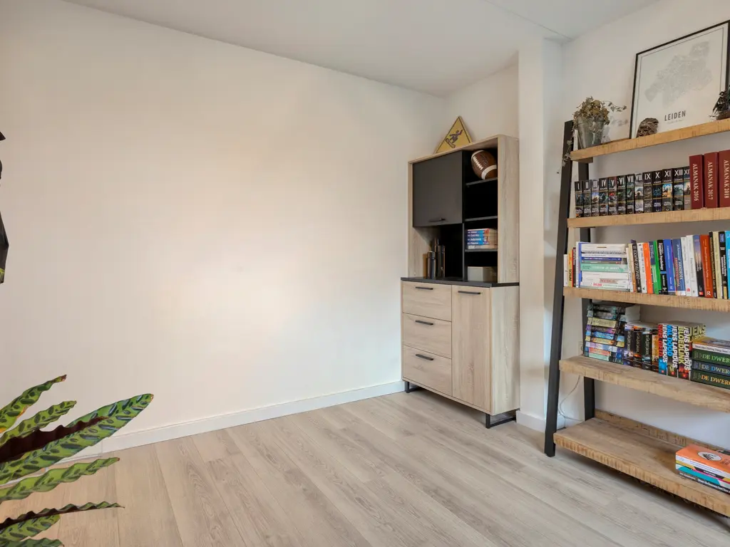 Scharlakenbes 9, Leiden