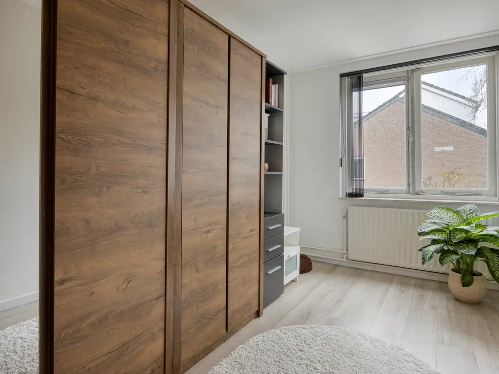 Scharlakenbes 9, Leiden