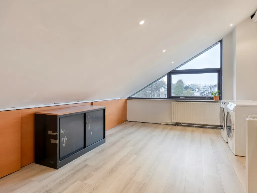 Scharlakenbes 9, Leiden