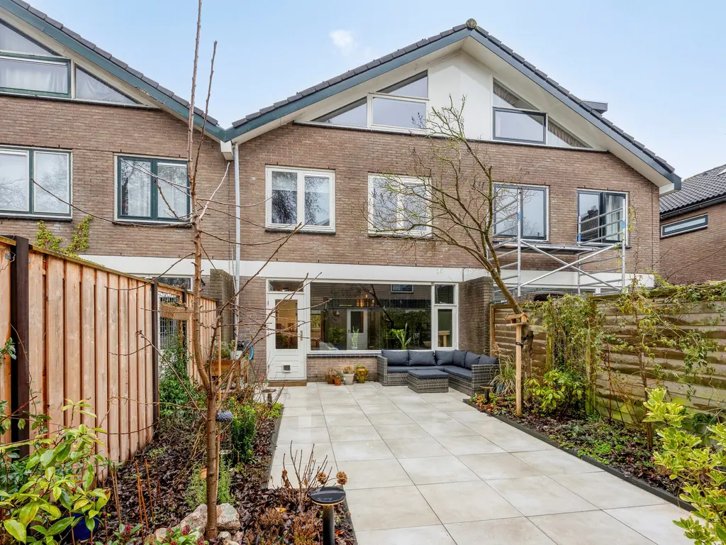 Scharlakenbes 9, Leiden