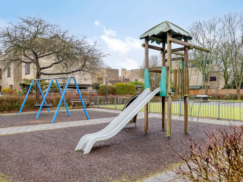 Scharlakenbes 9, Leiden