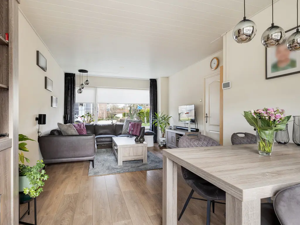 Zwaluwenlaan 52, RHOON