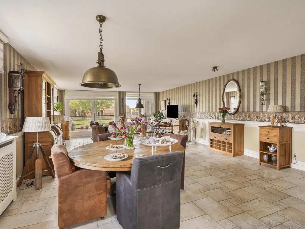 Kroon 20, RHOON