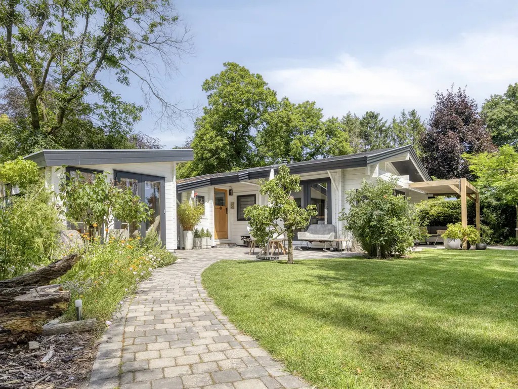 De Stille Wille 319, OOST WEST EN MIDDELBEERS
