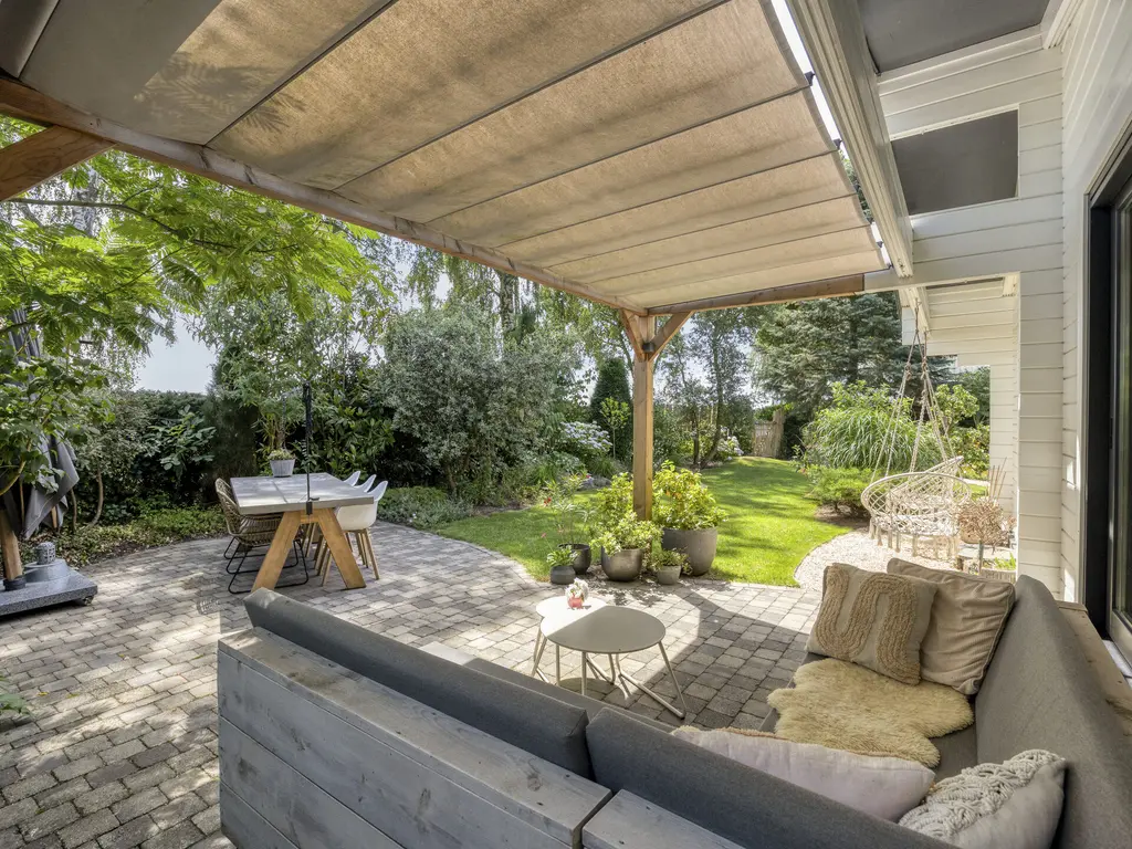De Stille Wille 319, OOST WEST EN MIDDELBEERS