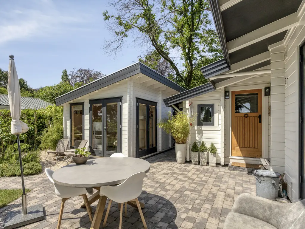De Stille Wille 319, OOST WEST EN MIDDELBEERS