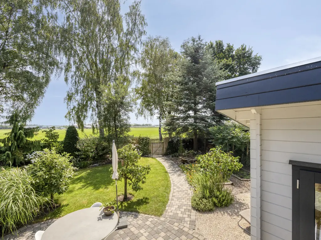De Stille Wille 319, OOST WEST EN MIDDELBEERS