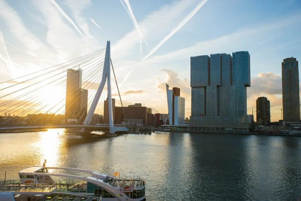 Rotterdamse woningmarkt Q4 2024: Prijsdalingen en stijgende concurrentie
