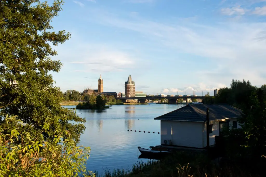 Woningmarkt Roermond Q4 2024: Stabiele prijzen, snellere verkoop en meer transacties