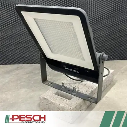 Schijnwerper LED, 150W op betonblokk