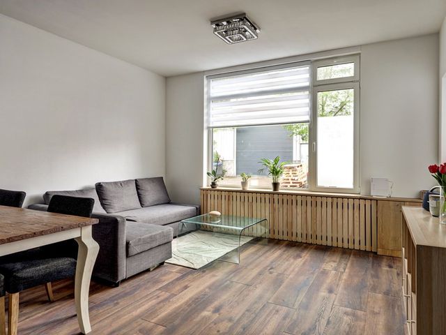 Burg van der Veldestraat 18, 's-Gravenhage