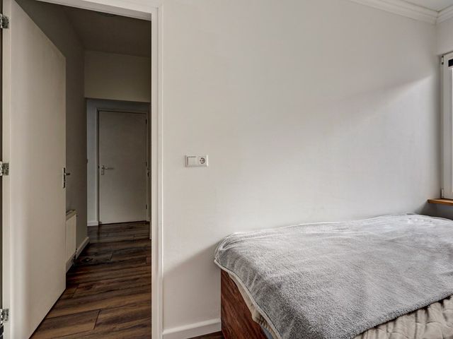 Burg van der Veldestraat 18, 's-Gravenhage