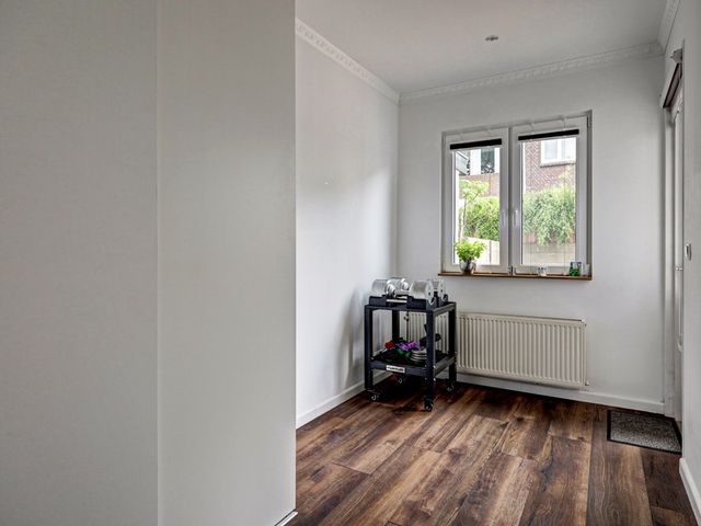 Burg van der Veldestraat 18, 's-Gravenhage