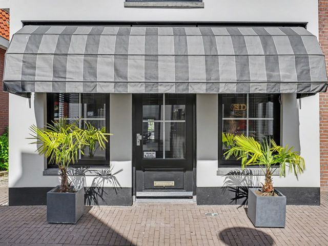 Kerkstraat 10, Strijen