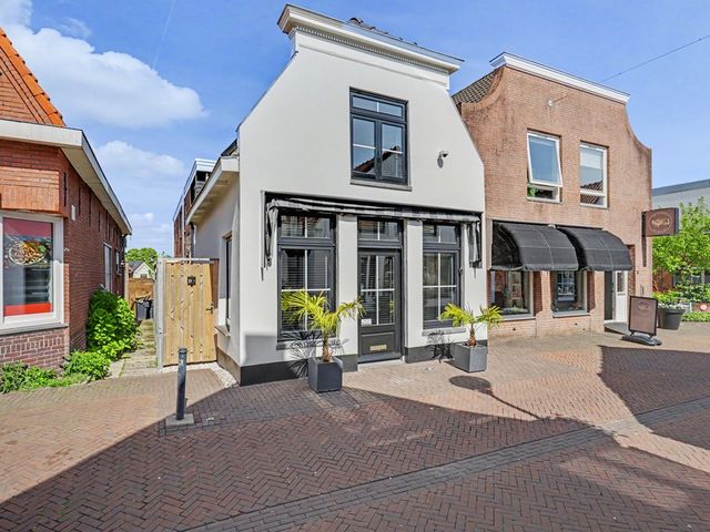Kerkstraat 10, Strijen