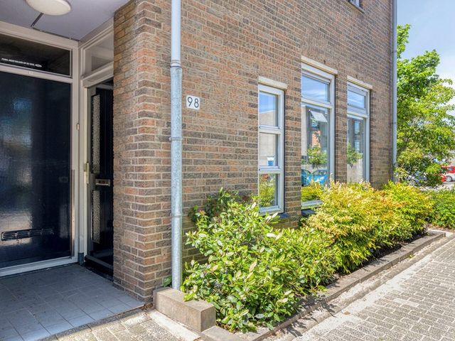 Paardebloem 98, Zwaag