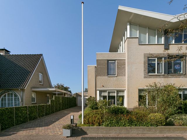 Theo van Doesburglaan 11, Oegstgeest