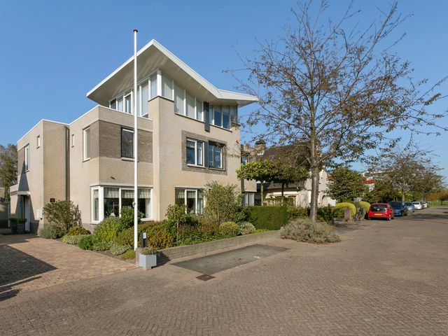 Theo van Doesburglaan 11, Oegstgeest