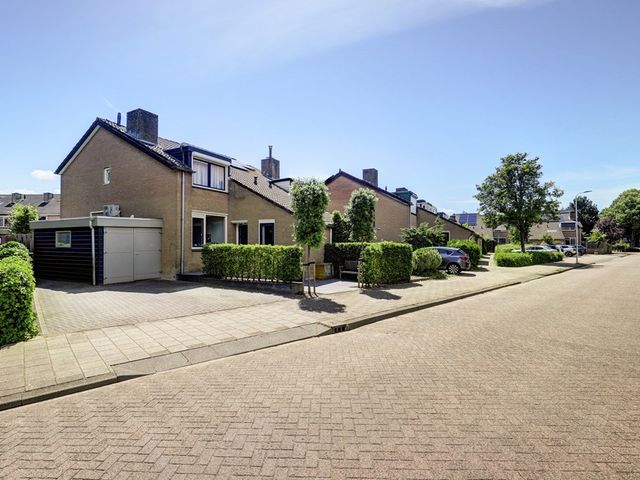 Plevierstraat 1, Strijen