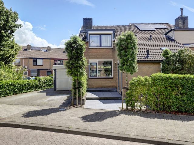 Plevierstraat 1, Strijen