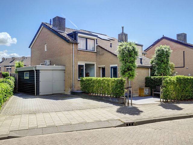 Plevierstraat 1, Strijen