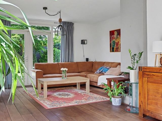 Lingekant 5, Ochten