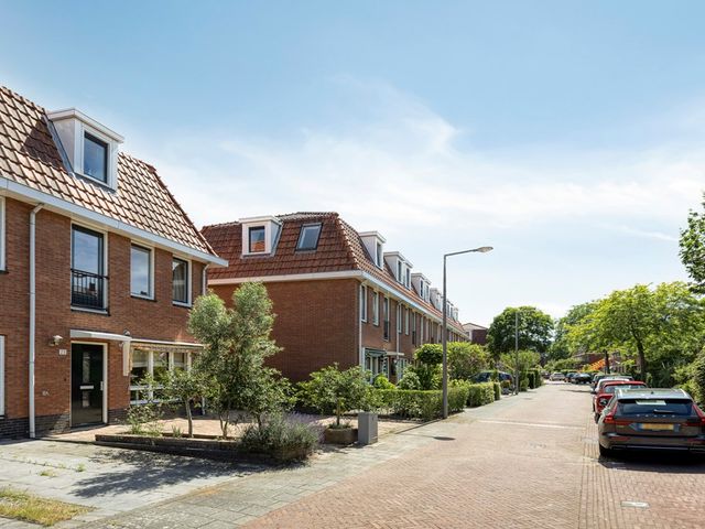 Zandberglaan 25, 's-Gravenhage