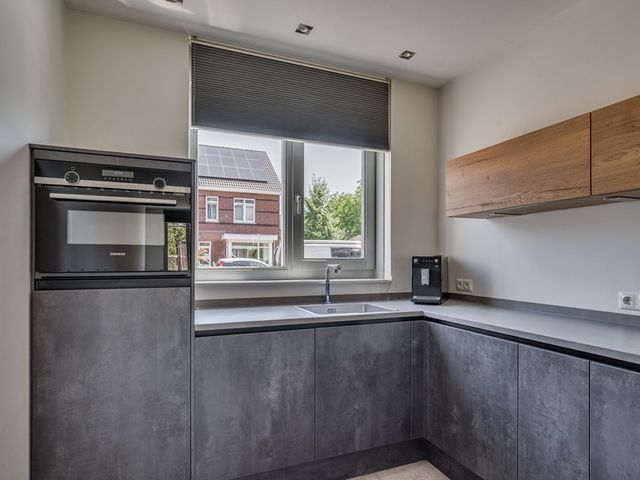 Dorperveldstraat 20, Velden