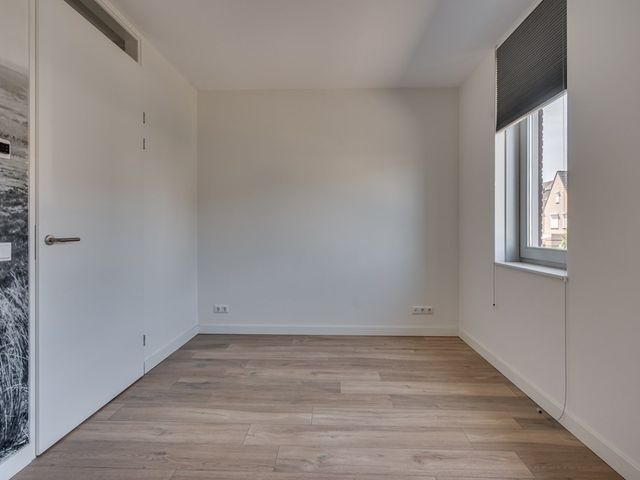 Dorperveldstraat 20, Velden