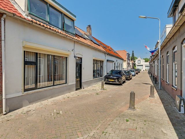 Julianastraat 10, Ooltgensplaat