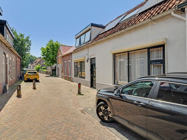 Julianastraat 10, Ooltgensplaat