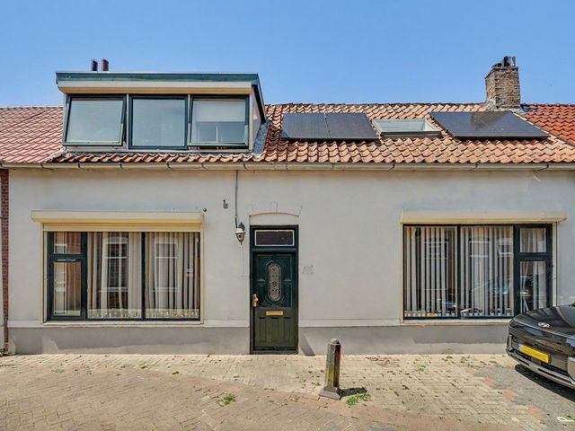 Julianastraat 10, Ooltgensplaat