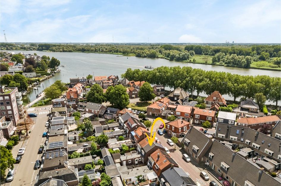 Admiraal de Ruyterstraat 90