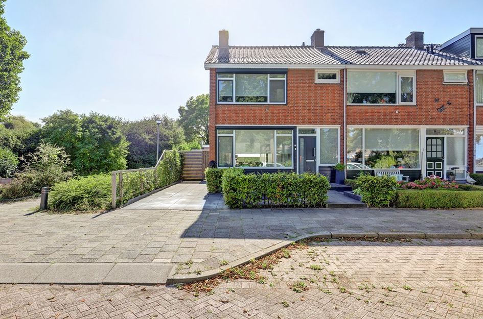 Mr. Treubstraat 5